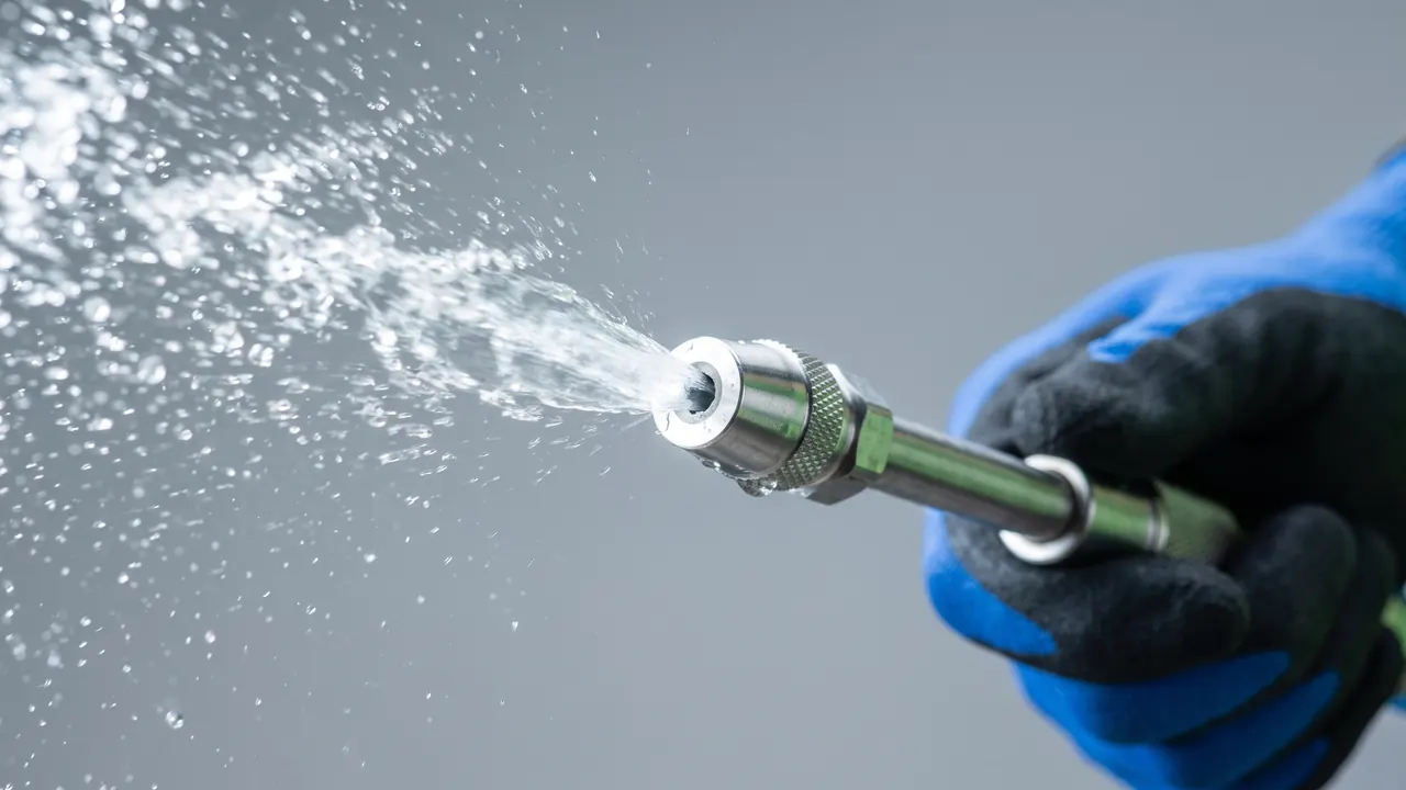 Umweltschonende Rohrreinigung mit Wasserdruck statt Chemie